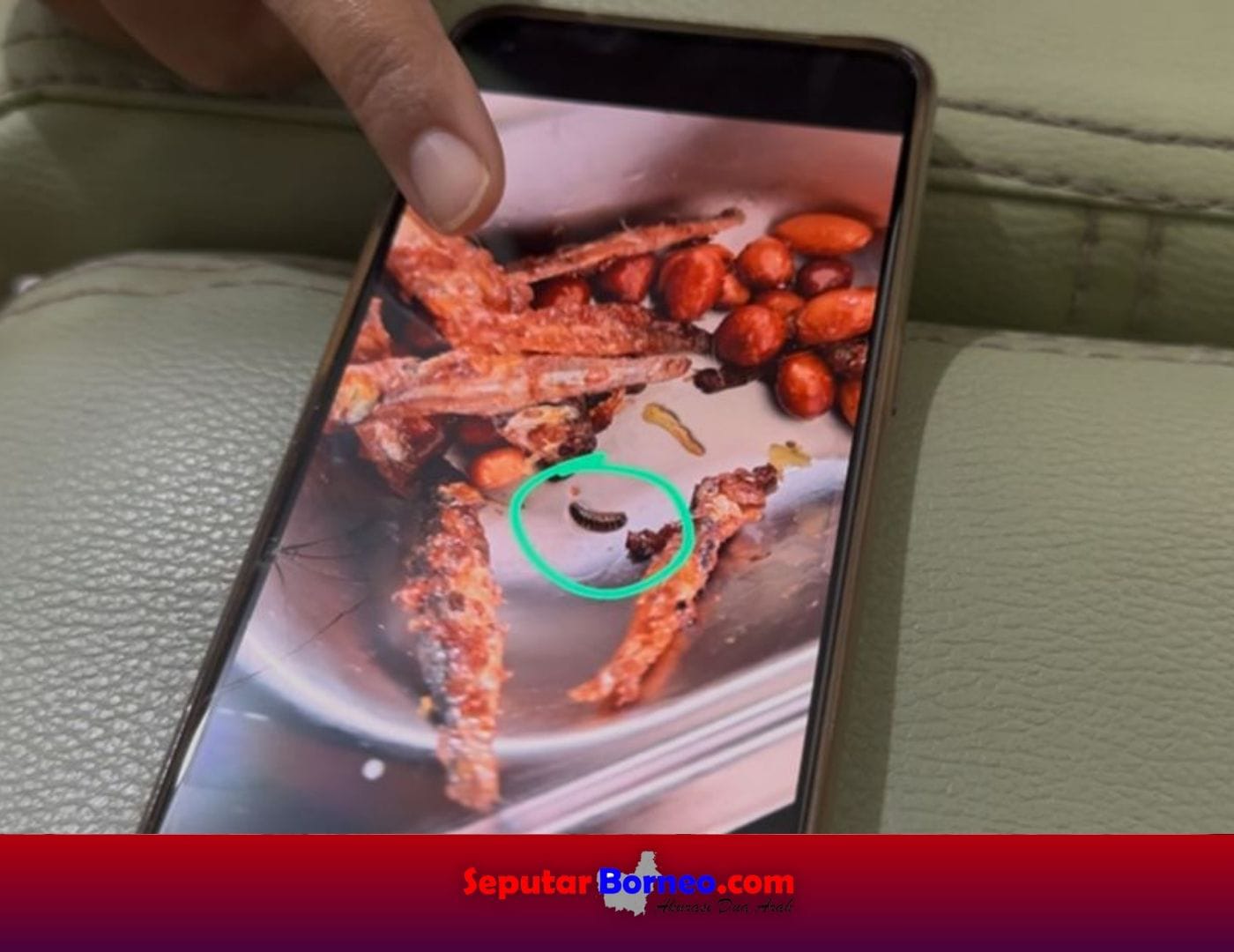 Foto menunjukan ditemukannya ulat di dalam makanan Program MBG di MTSN 1 Palangka Raya. (FOTO:ISTIMEWA)