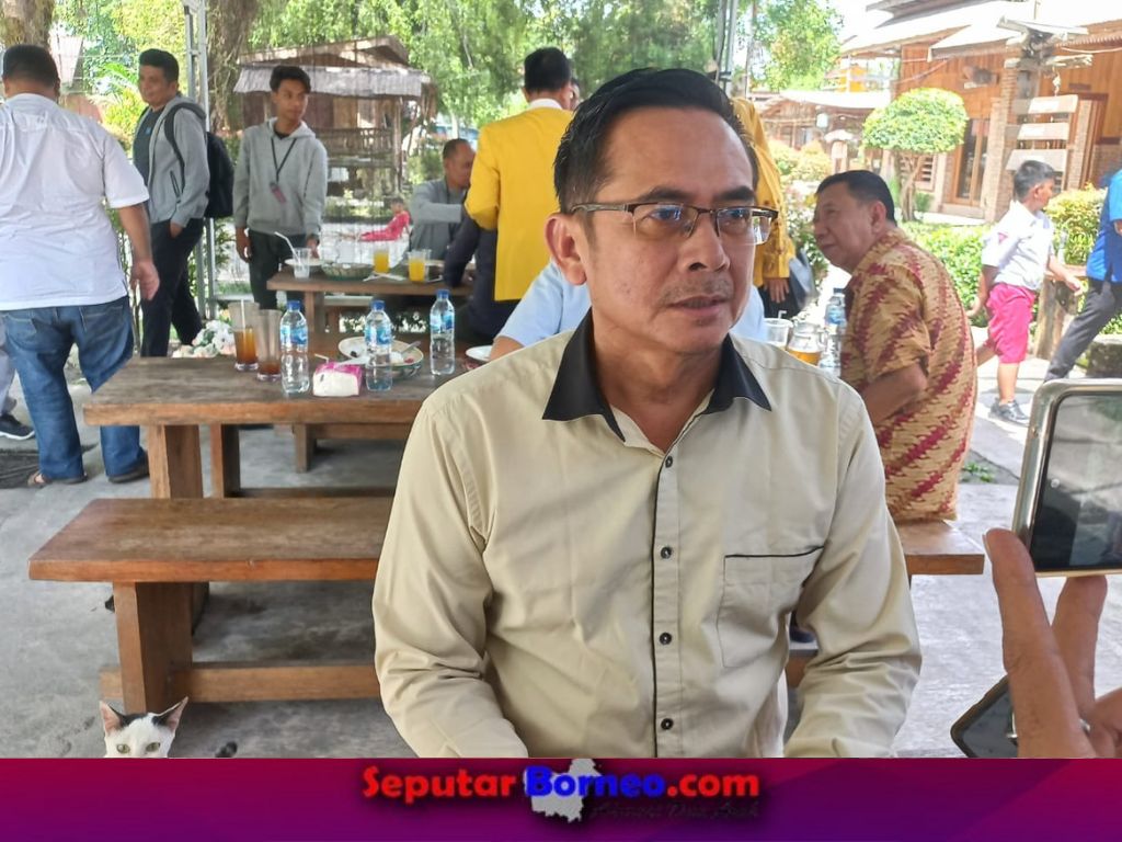 Ketua DPC Partai Golkar Kotim, Zaman saat diwawancara sejumlah wartawan. (FOTO:ABU)