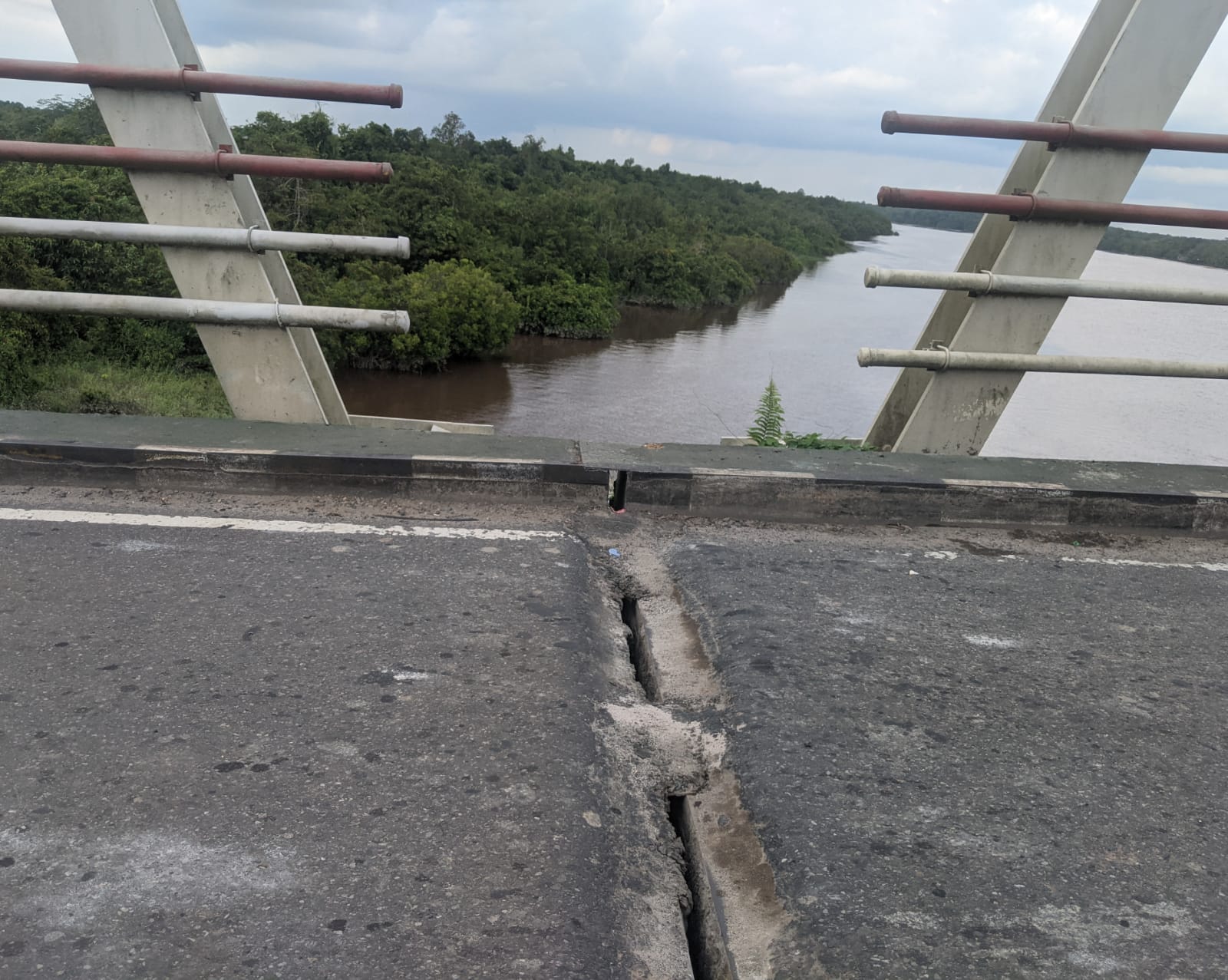 Pengguna Jalan Keluhkan Rusaknya Jembatan Gohong