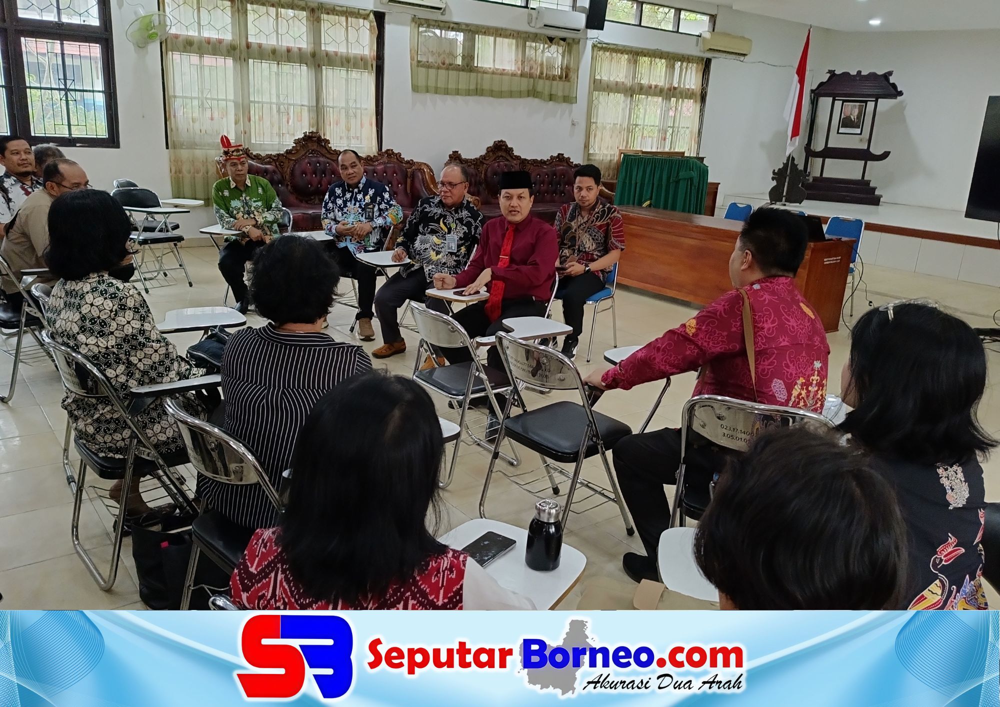 Rektor UPR, Prof Bhayu Rhama berdiskusi dengan sejumlah ketua Prodi Pertanian, Kehutanan dan Pertanian saat melaksanakan kunjungan. (FOTO: SEPUTAR BORNEO)