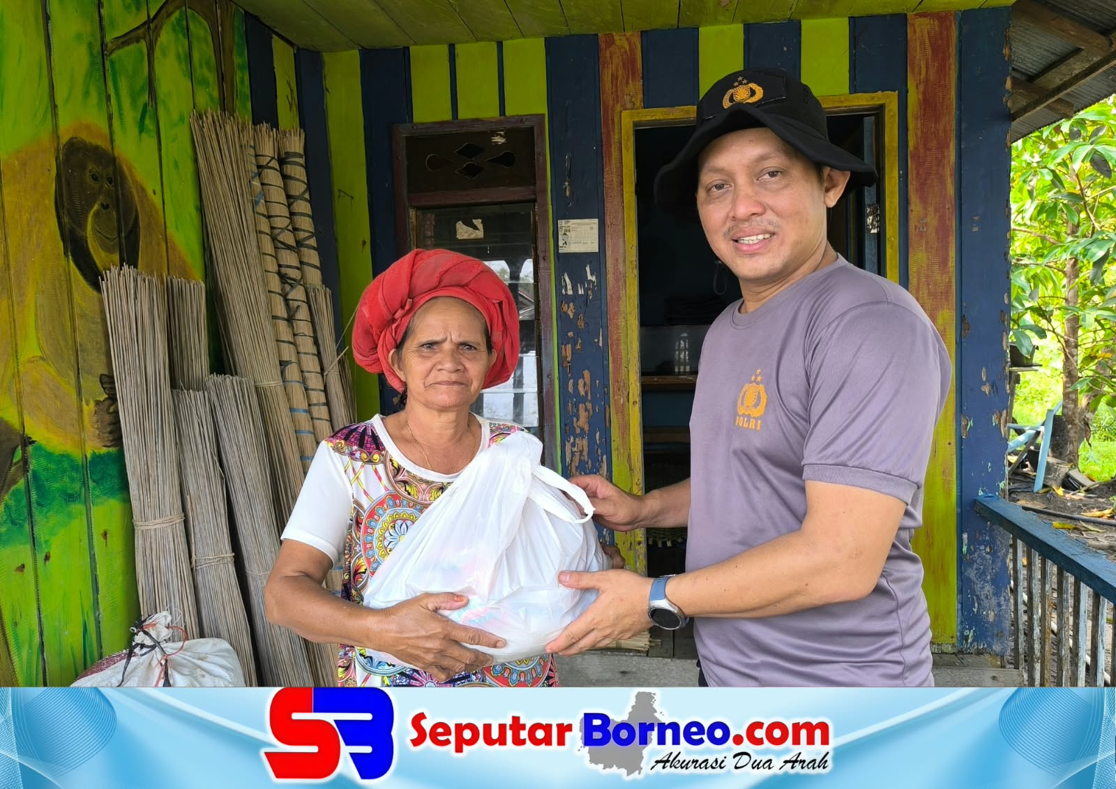Polres Kotawaringin Barat (Kobar) berikan bantuan kepada warga terdampak musibah Kebakaran Hutan dan Lahan (Karhutla), salah satunya melalui penyaluran bantuan sosial (bansos) yang dilakukan secara door to door atau langsung dari rumah ke rumah demi memastikan bantuan tepat sasaran dan langsung diterima oleh masyarakat yang membutuhkan, pada Kamis (29/10/2026) siang. FOTO: ISTIMEWA/SB