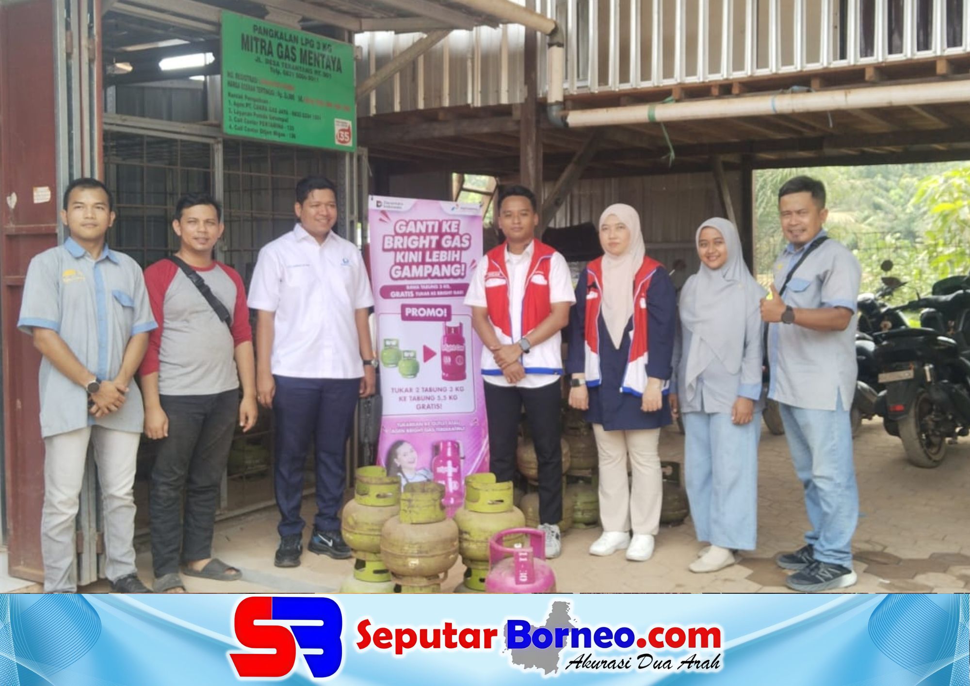 Petugas Pertamina ketika mendatangi warga di Desa Terantang menyalurkan LPG subsidi. (FOTO: ISTIMEWA)