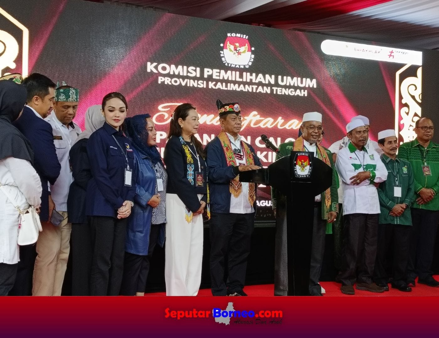 Pasangan Willy Midel Yoseph dan Habib Ismail meleksanakan jumpa pers usai mendaftar di KPU Kalteng. (FOTO:SEPUTAR BORNEO)