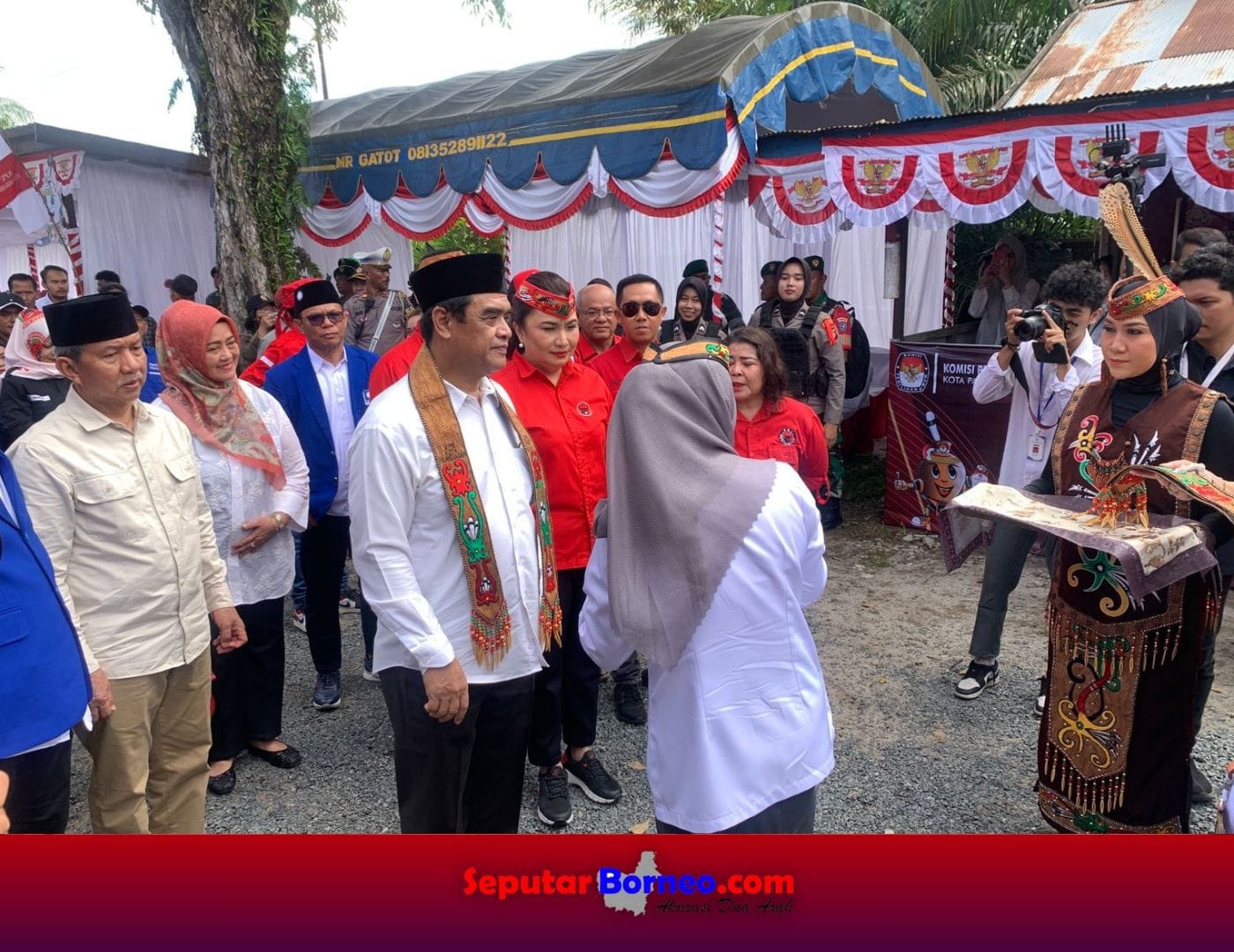 Rojikinnor dan Vina Panduwinata Serahkan Berkas Pendaftaran ke KPU Palangka Raya