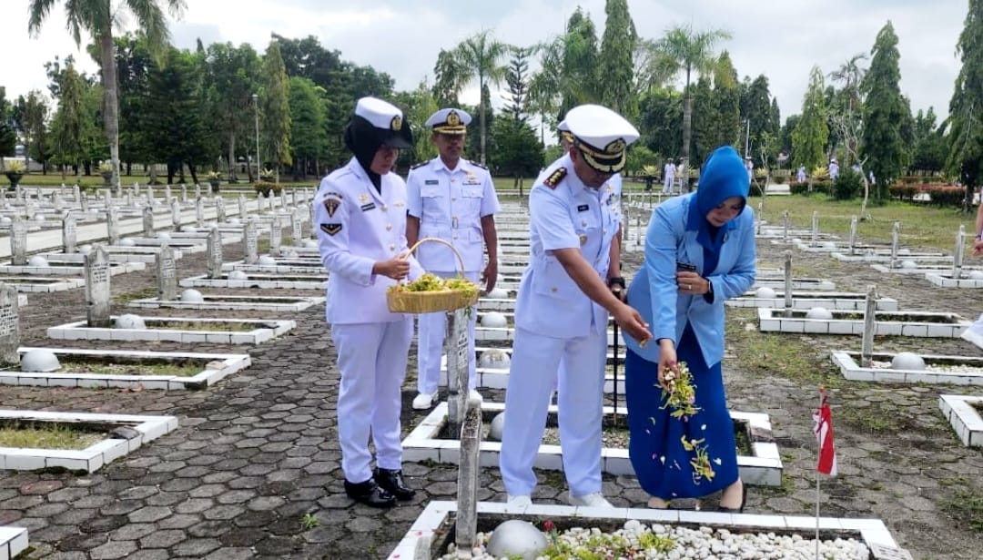 Sambut Peringatan Hari Armada RI Dan HUT Kowal, TNI AL Banjarmasin Laksanakan Ziarah