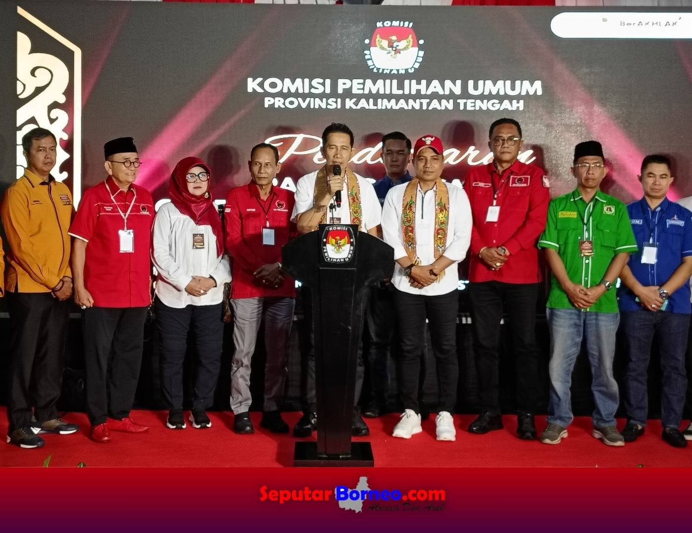 Usai pendaftaran ke KPU Kalteng, pasangan Nadalsyah dan Supian Hadi melaksanakan jumpa pers. (FOTO:SEPUTAR BORNEO)
