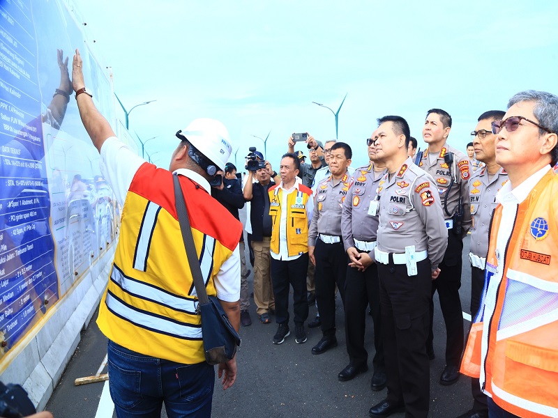 TINJAU : Kakorlantas Polri, Irjen Firman Shantyabudi melakukan peninjauan jalur persiapan mudik lebaran 2023. (FOTO:POLRI)