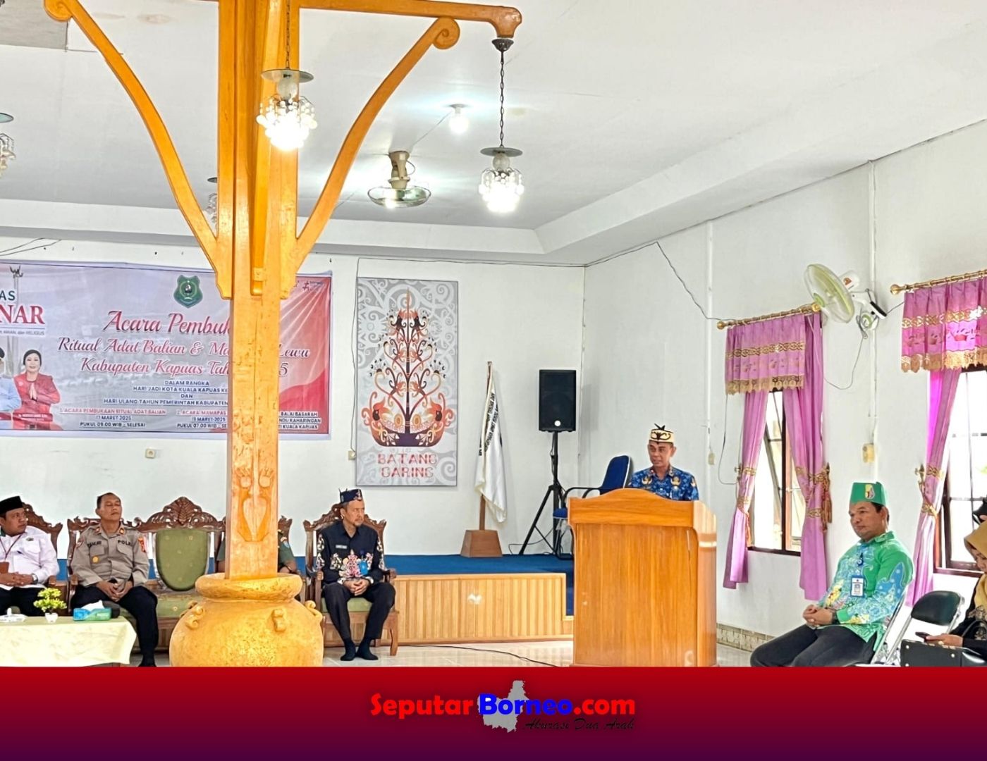 SAMBUTAN - Asisten II Setda Kapuas Bidang Perekonomian dan Pembangunan, Vitrianson, S.Sos saat membacakan sambutan tertulis Bupati Kapuas, H. Muhammad Wiyatno, S.P sekaligus membuka secara resmi Ritual Balian dan Mamapas Lewu Tahun 2025, bertempat di Balai Basarah Hindu Kaharingan Panampung Penyang, Jalan Melati Kapuas, Senin (17/3) Pagi. FOTO: DISKOMINFOSANTIK